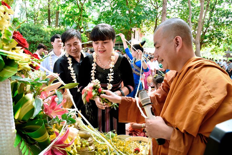 Thăm, tặng quà cho người Lào tại Đắk Lắk